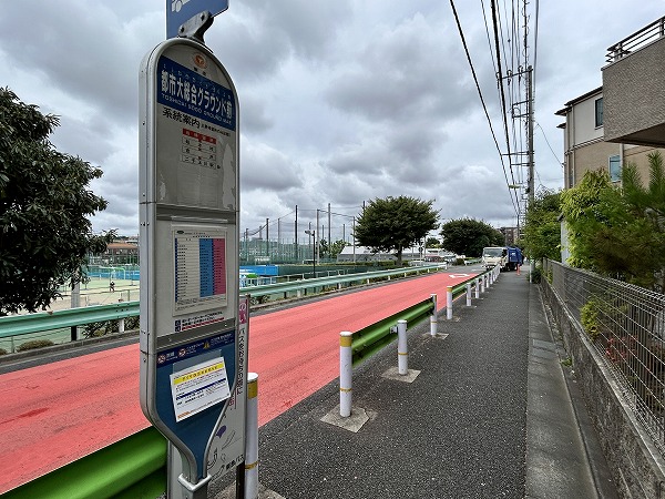 マンション近くのバス停