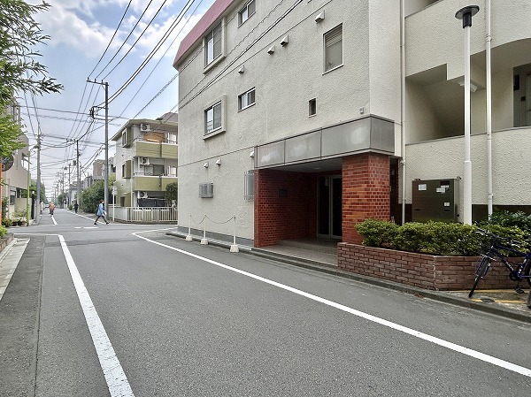 桜新町ヒミコマンション　エントランス前