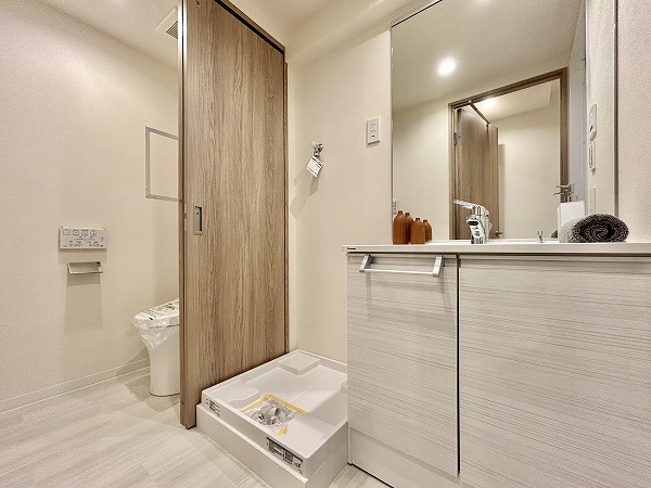 桜新町ヒミコマンション_洗面化粧台とトイレの写真