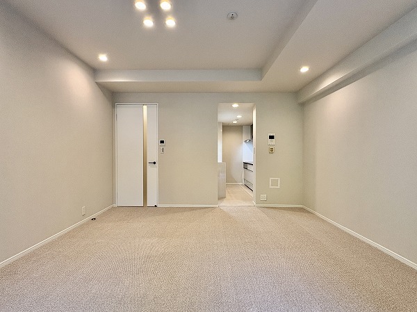 広尾ガーデンヒルズウエストヒル_絨毯が敷かれたリビングダイニングの写真