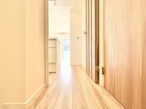 D’クラディアイヴァン代々木参宮橋_温かみのある室内廊下の写真