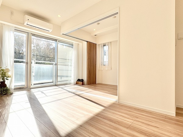 D’クラディアイヴァン代々木参宮橋_陽光が差し込むメインルームの写真