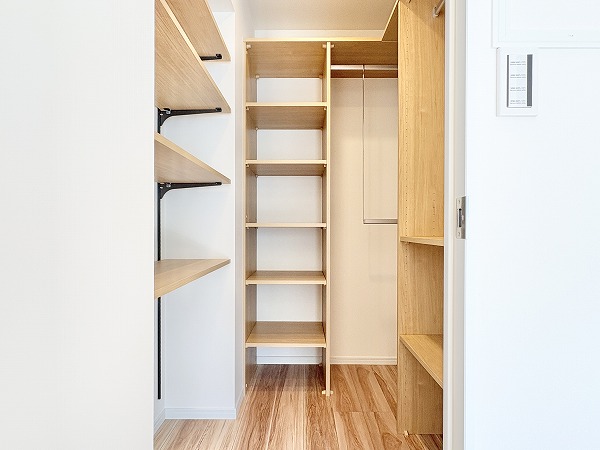 D’クラディアイヴァン代々木参宮橋_様々なものをしまうことのできるウォークインクローゼットの写真