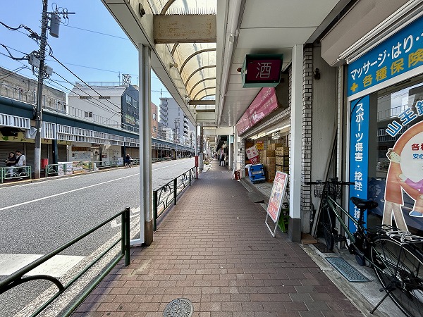 西口周辺のアーケード