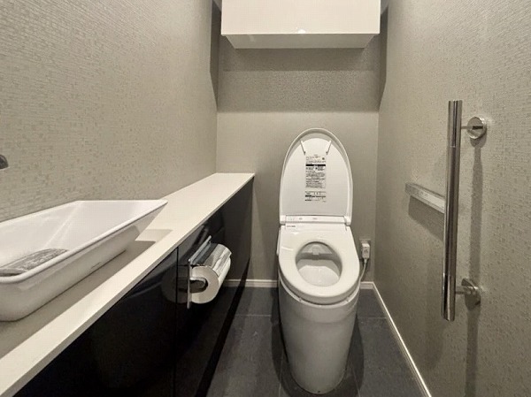 ロイヤルシーズン西麻布_清潔感のあるトイレの写真