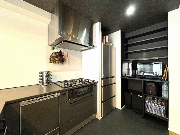 ルイマーブル乃木坂_収納豊富なキッチンの写真