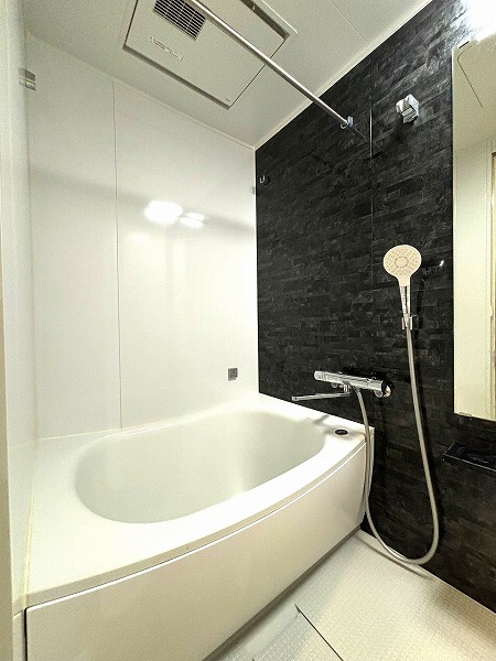 ルイマーブル乃木坂_ブラックを基調としたバスルームの写真