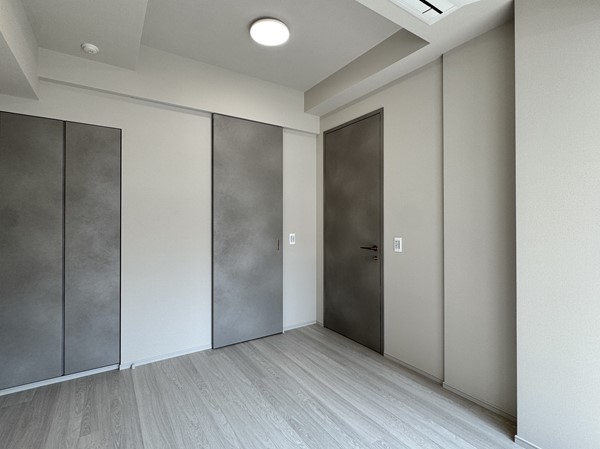 プラウドタワー渋谷_収納が豊富な洋室の写真