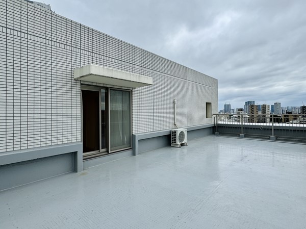 オリンピアード麻布霞坂_南西向きのルーフバルコニーの写真