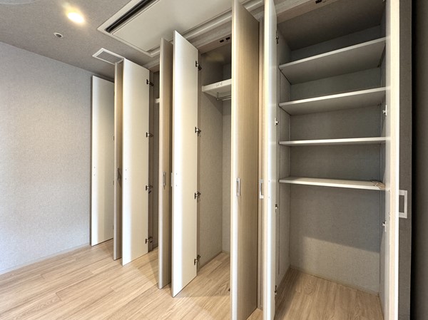六本木ヒルズレジデンス_寝室収納の写真