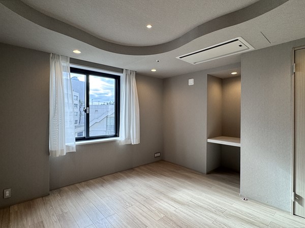 六本木ヒルズレジデンス_落ち着いた洋室の写真