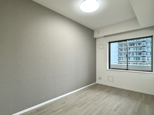 コスモポリス品川_グレーのアクセントクロスの写真