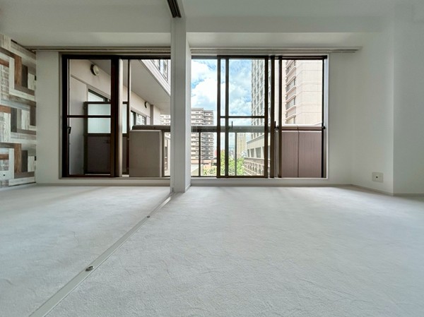 恵比寿ガーデンテラス壱番館_ホワイト基調のリビングダイニングキッチンの写真