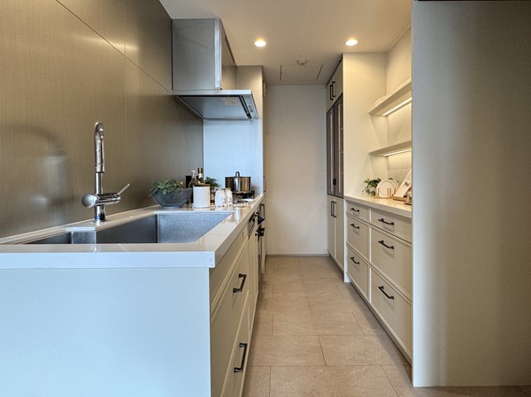 六本木ヒルズレジデンス_広いキッチンの写真