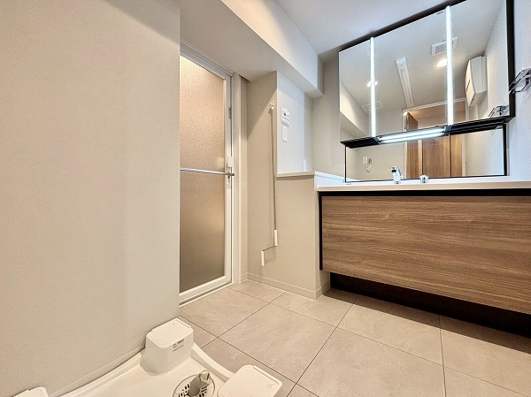 赤坂アーバンライフ_清潔感のあるパウダールームの写真