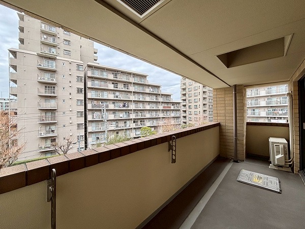 アトラス江戸川アパートメント_西向きのバルコニーの写真