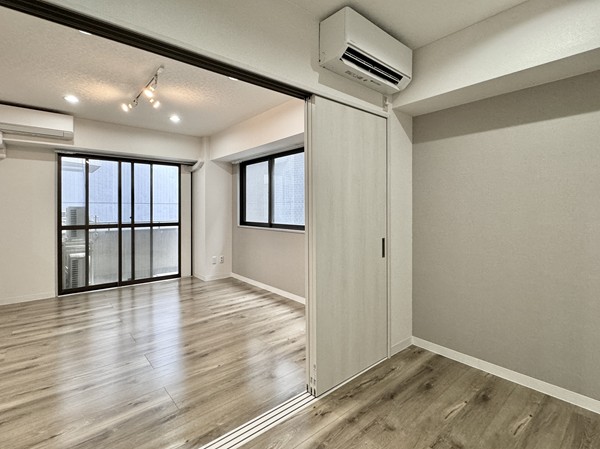 エスポワール麻布_ メインルームと隣接した洋室の写真