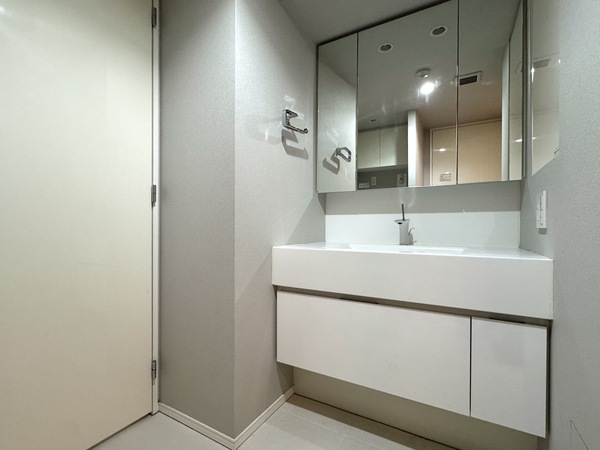 ザ・パークハウス西麻布レジデンス_シンプルな洗面室の写真