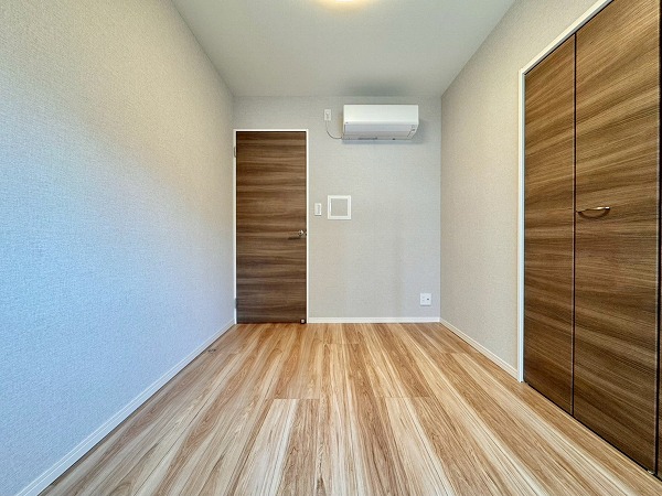 千駄木センチュリー21_木目調の洋室の写真4