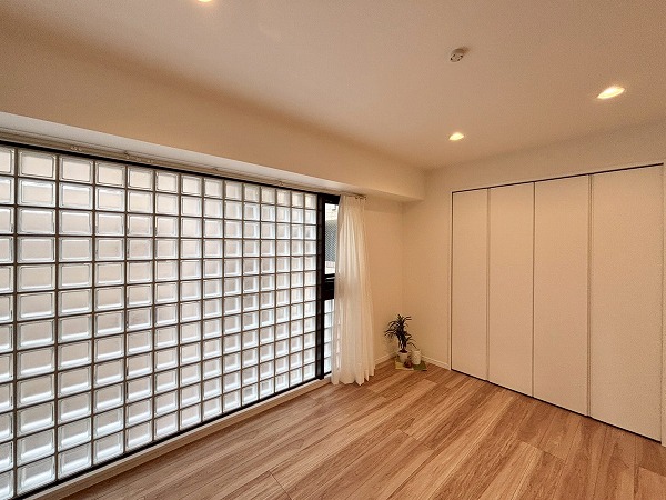 アトラス江戸川アパートメント_窓が大きい洋室の写真