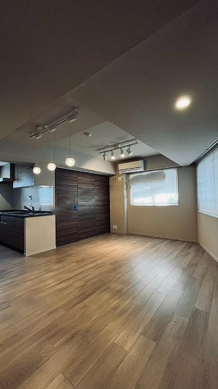 ジオ新宿百人町_風通しの良いリビングダイニングキッチンの写真