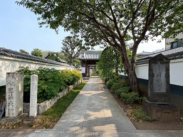 円照寺山門
