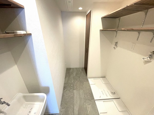 パークコート青山ザタワー_広々としたランドリールームの写真