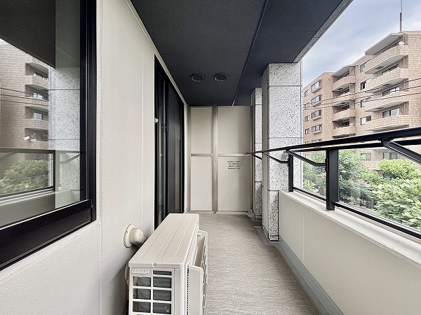 プラウドタワー渋谷_広々としたバルコニーの写真