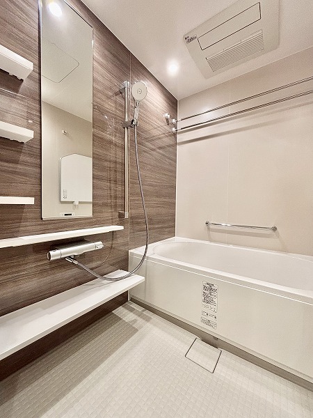 プラウドタワー渋谷_木目調のバスルームの写真