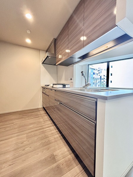 プラウドタワー渋谷_収納力豊富なキッチンの写真