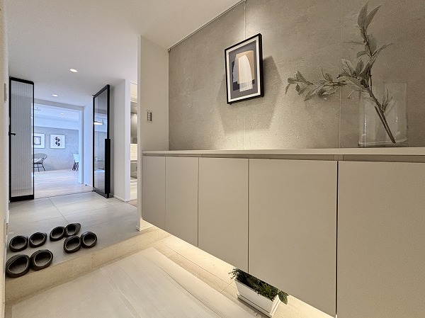 南青山パークマンション_広々とした玄関廊下の写真