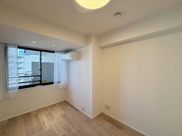 南青山パークマンション_木目調の洋室の写真