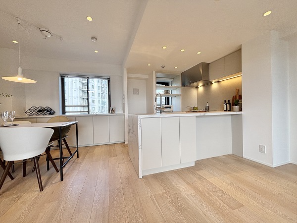 南青山パークマンション_広いキッチンの写真