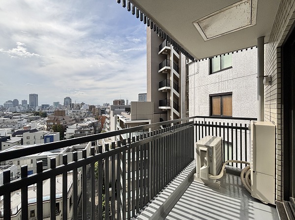 南青山パークマンション_南向きのバルコニーの写真