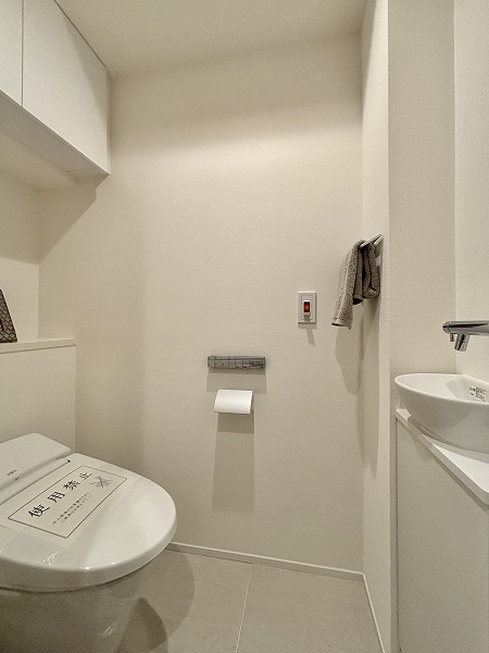 アトラス江戸川アパートメント　_シンプルなトイレの写真