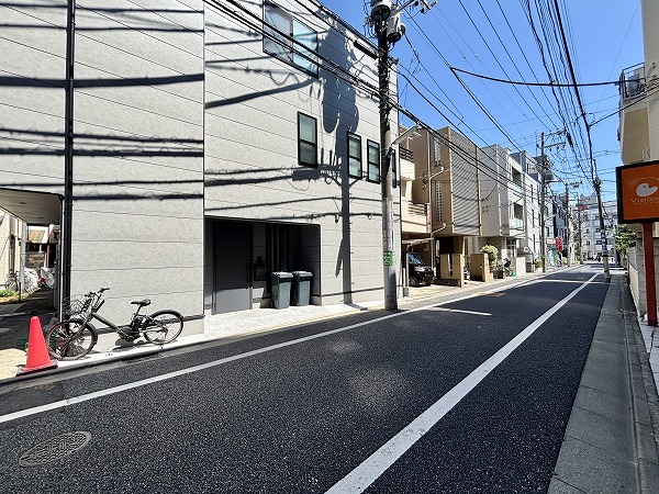マンション前の道