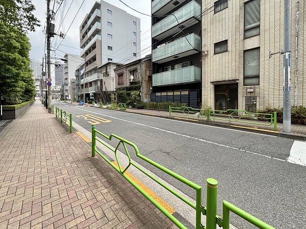 マンション前の道