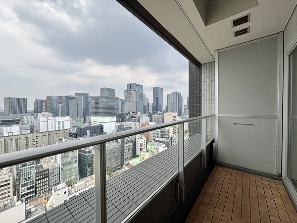銀座タワー_広々としたバルコニーの写真