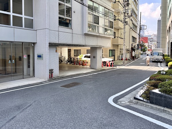 マンション前の道