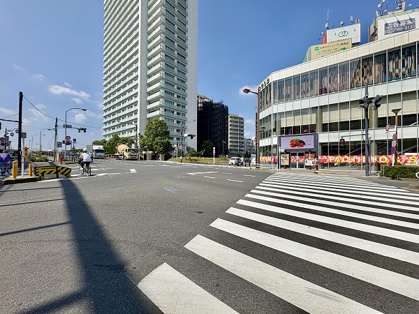 駅周辺の交差点