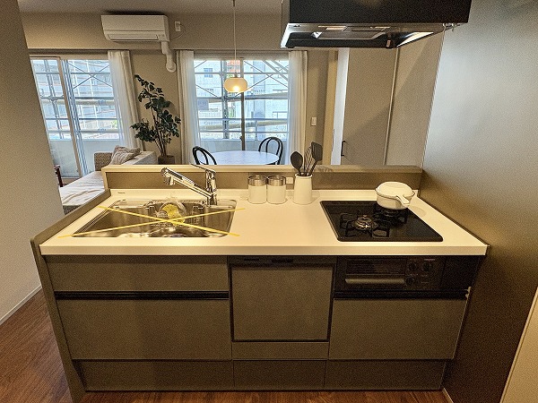 中目黒マンション_対面型システムキッチンの写真