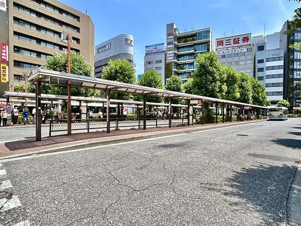 駅前のバスターミナル