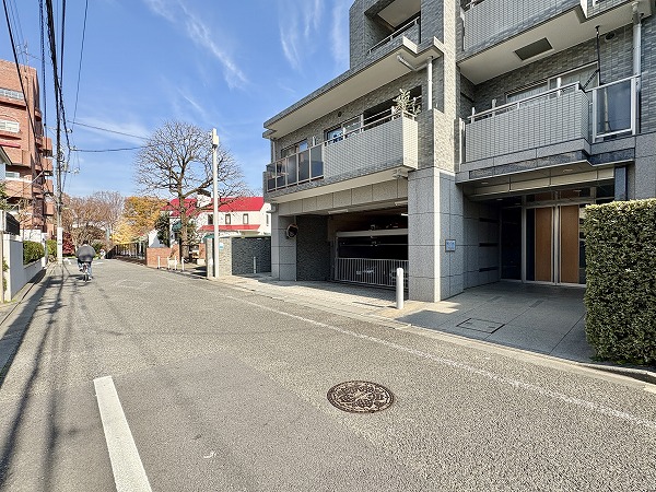 クレッセント駒沢公園パークサイド　エントランス前