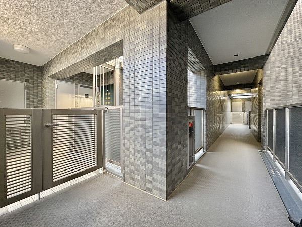 クレッセント駒沢公園パークサイド　外廊下