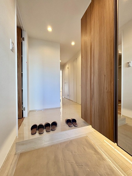 月島ホームズ_リノベーション済みの玄関の写真