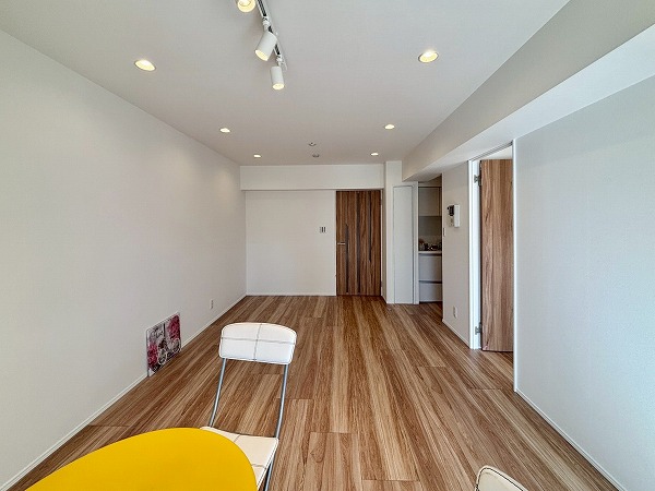 月島ホームズ_木目調のリビングダイニングキッチンの写真