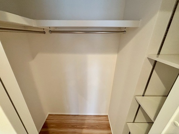 月島ホームズ_可動棚付きのウォークインクローゼットの写真