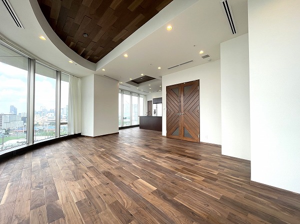 パークコート青山ザタワー_リノベーション済みの広々としたリビングダイニングの写真