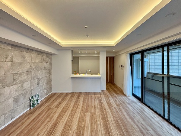 アトラス江戸川アパートメント_窓が大きいリビングダイニングキッチンの写真