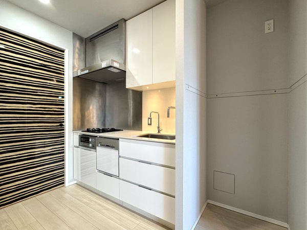 ザ・パークハウス西麻布レジデンス_白いキッチンの写真